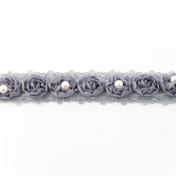Spitze mit Rosen und Perlen, grau